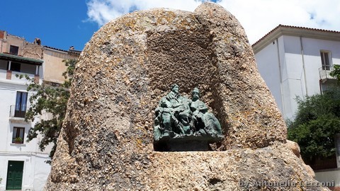 Piazza Satta, scultura di Costantino Nivola